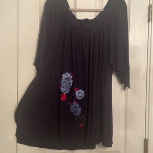 Pebble and stone, navy blue cotton, top with flower emblems on the front